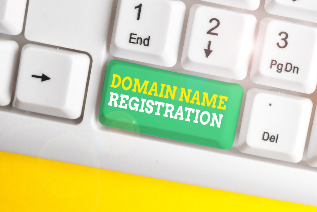Domain registrieren: Verfügbarkeit prüfen, Kosten verstehen und rechtliche Fallstricke vermeiden